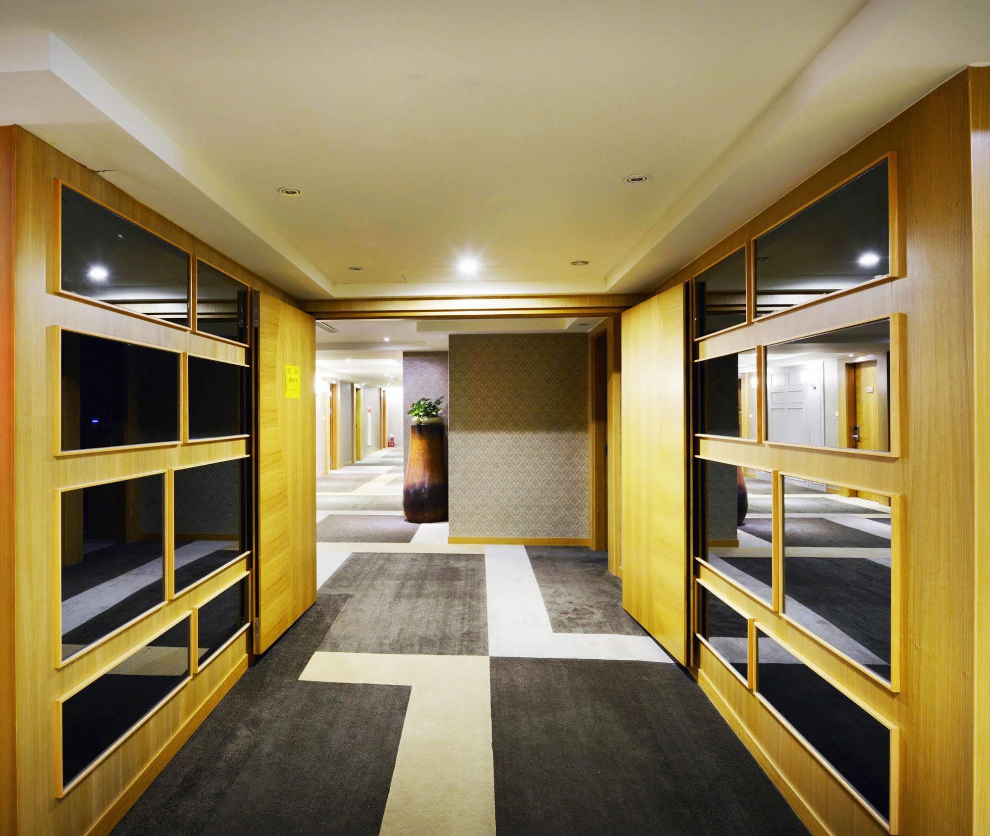 Apollo Hotel Пули Екстериор снимка